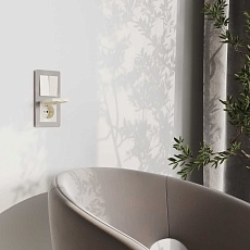 Розетка влагозащищенная с заземдением с защитной крышкой и шторками Werkel слоновая кость W1171203 4690389213151 1